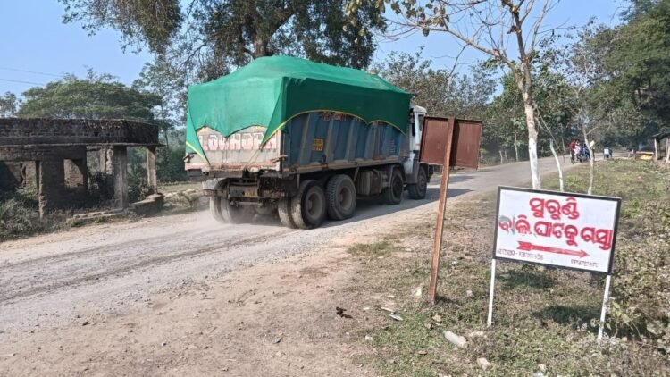 କାନ୍ଦୁଛି ମହାନଦୀ ହସୁଛି ବାଲି ମାଫିଆ