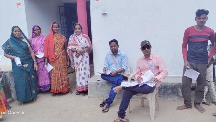 ନୂଆପଡାରେ ଭୋଟର ସୂଚନା ପତ୍ର ଓ ଭୋଟର ମାର୍ଗ ଦର୍ଶିକା ପୁସ୍ତିକା ବିତରଣ